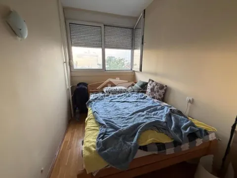 Small bedroom with a bed and a window. - image 5