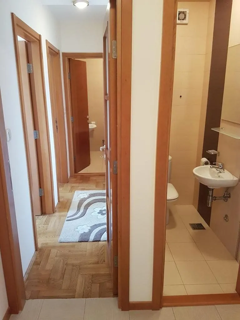 Izdavanje, dvosoban stan, 81m², Centar, Podgorica