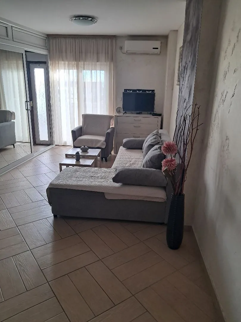 Izdavanje, jednosoban stan, 40m², Babin Do, Budva