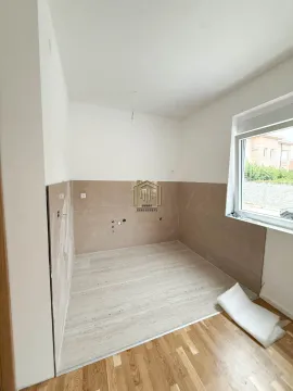 Prazna prostorija u toku renoviranja sa keramičkim pločicama na zidu i podu. - image 6