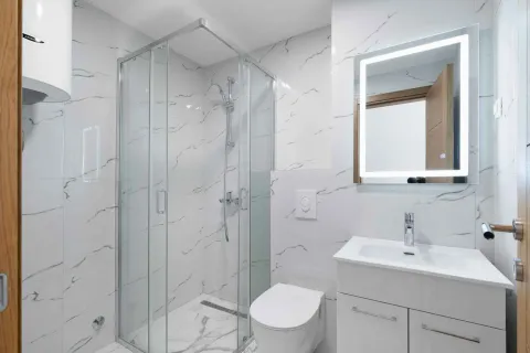 Moderne kupatilo sa tuš kabinom, umivaonikom i wc šoljom. - image 9