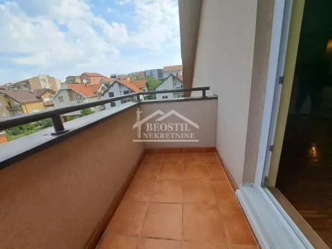 Otvoreni balkon sa podnim pločicama i pogledom na naselje. - image 9