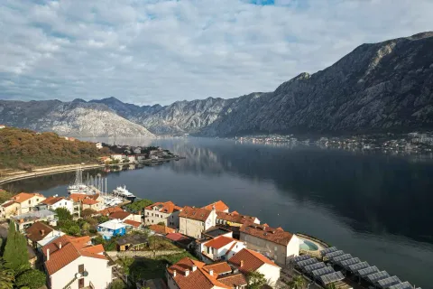Pogled na zaliv, planine i naselje sa crvenim krovovima. - image 12