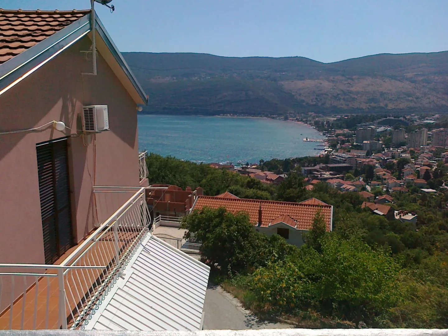 Pogled sa terase na more i primorski grad.