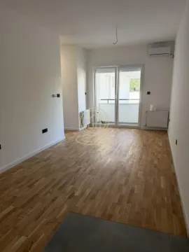 Prazna soba sa drvenim podom i izlazom na terasu. - image 8