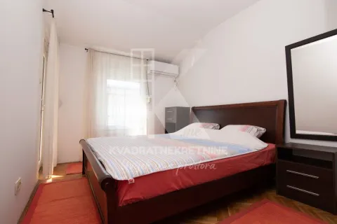 Spavaća soba sa bračnim krevetom, noćnim ormarićem i ogledalom. - image 11