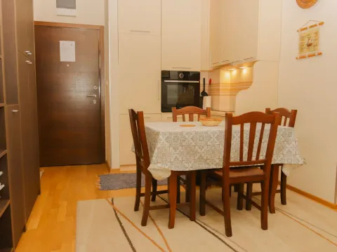 Izdavanje, dvosoban stan, 50m², Budva, Crna Gora - image 4