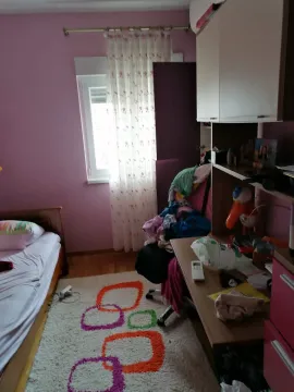 Dječija soba sa krevetom, radnim stolom i ružičastim zidovima. - image 5