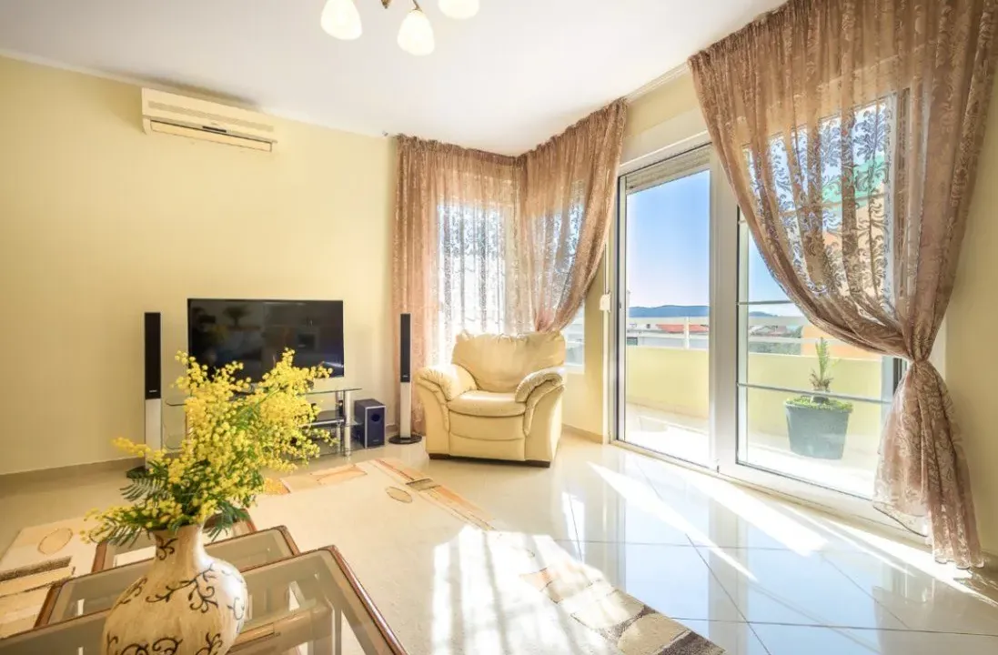 Izdavanje, trosoban stan, 125m², Rafailovići, Budva