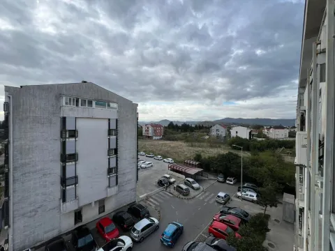 Pogled sa prozora na okolne zgrade i parking. - image 9