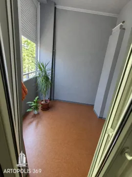Natkriveni balkon sa saksijama sa cvećem i pogledom na zelenilo. - image 11