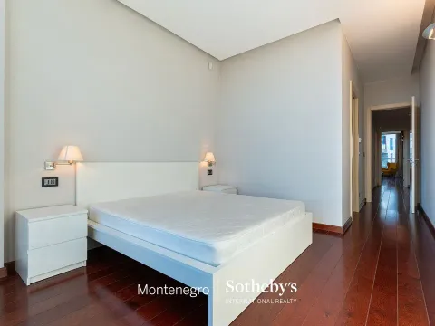 Izdavanje, trosoban stan, 204m², Kod Capital Plaze, Podgorica - image 28