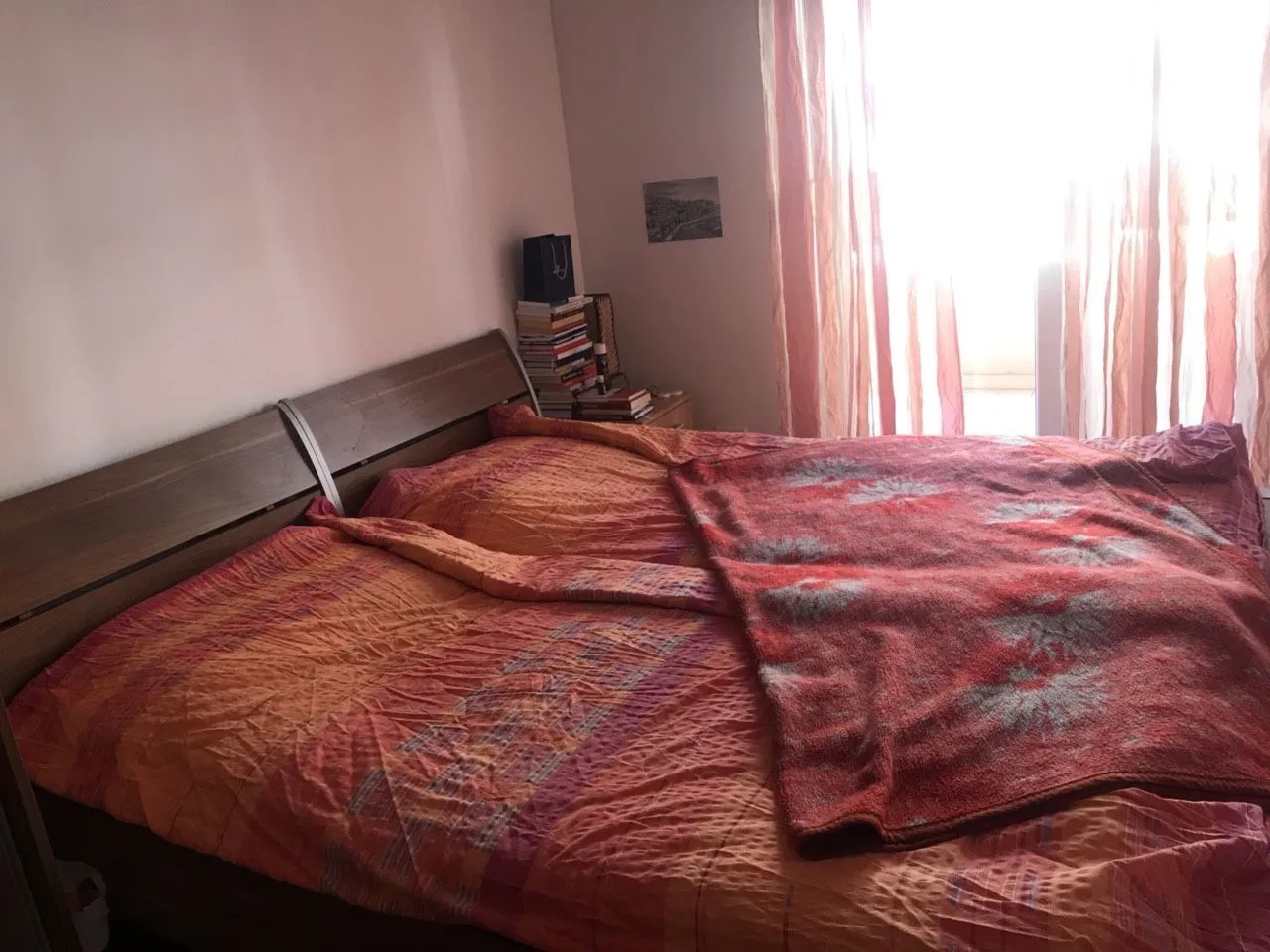 A simple bedroom featuring a large double bed.