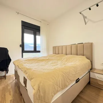 Svijetla spavaća soba sa bračnim krevetom i prozorom. - image 5