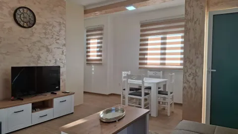 Svijetla dnevna soba sa trpezarijskim stolom i televizorom. - image 6