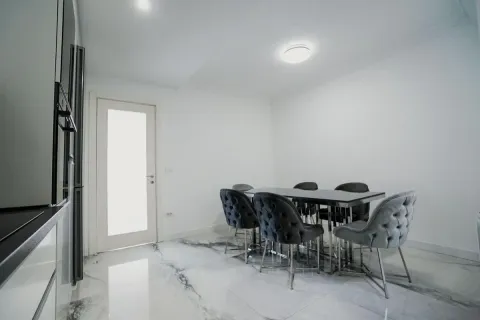 Trpezarija sa trpezarijskim stolom i tapaciranim stolicama. - image 6
