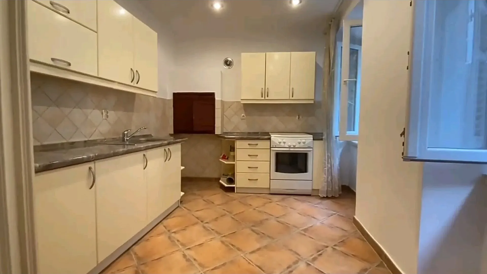 Prodaja, dvosoban stan, 75m², Stari Grad Kotor, Kotor
