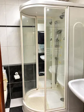 Pregled kupatila sa tuš kabinom i sanitarijama. - image 9