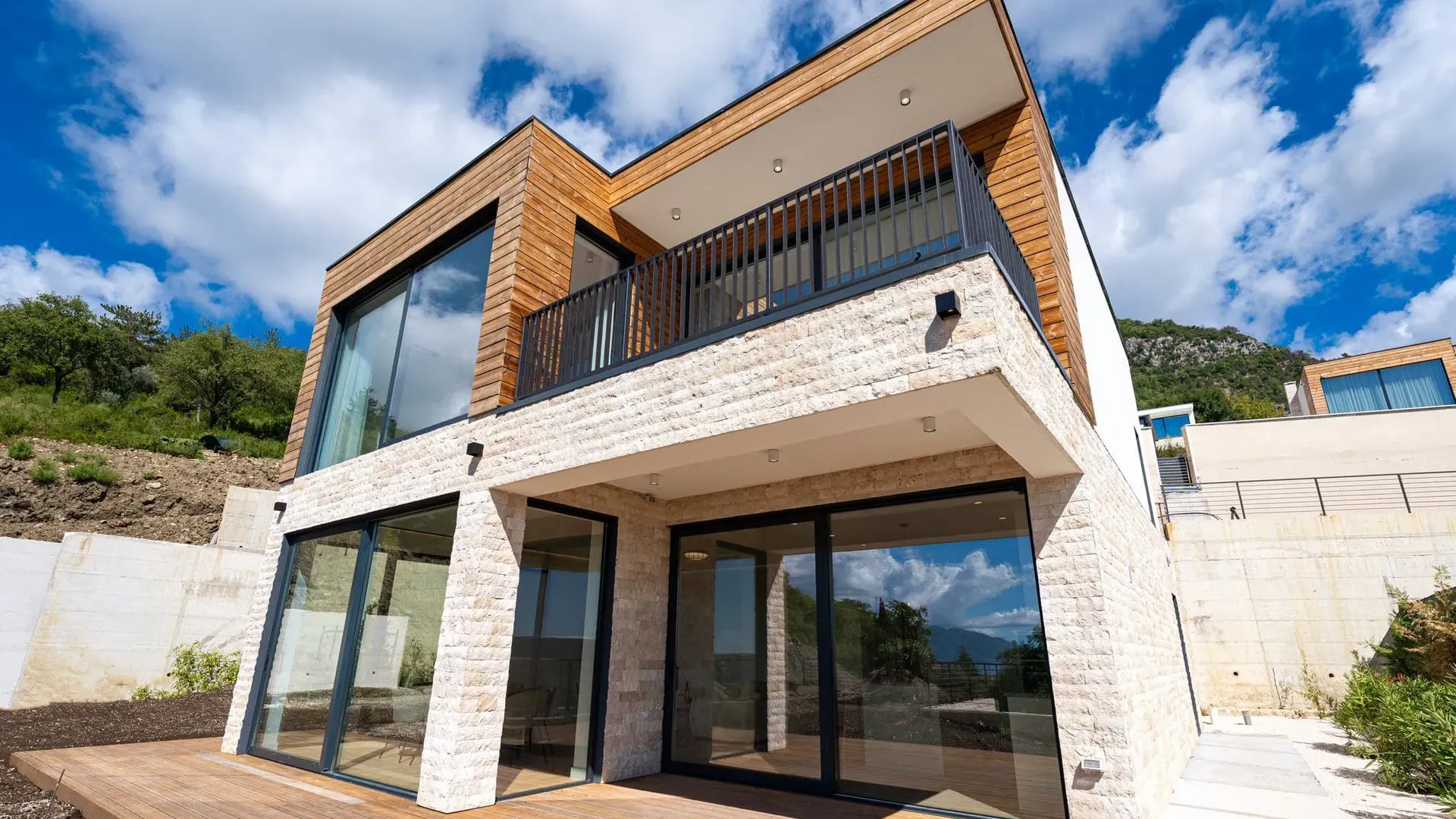 Izdavanje, kuća, 200m², Kavač, Kotor