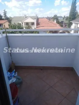 Manji popločani balkon sa pogledom na naselje i okolne kuće. - image 13