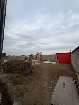 Gradilište sa građevinskim materijalom i opremom u dvorištu. - image 8