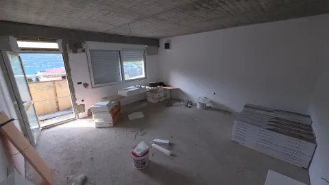 Nezavršena prostorija u izgradnji sa paketima podnih obloga. - image 4