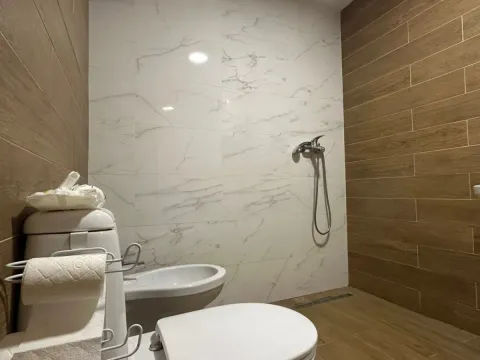 Moderne kupatilo sa bijelim mermernim pločicama i sanitarijama. - image 6