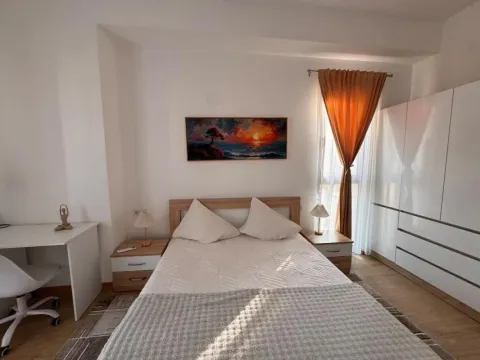 Namještena spavaća soba sa bračnim krevetom, radnim stolom i garderoberom. - image 3