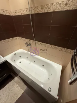 Kupatilo sa hidromasažnom kadom i braon keramičkim pločicama. - image 7