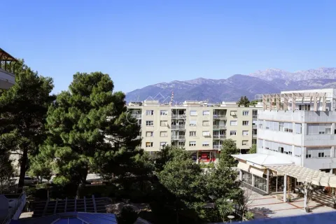 Pogled sa terase na gradsko okruženje i planine u pozadini. - image 2
