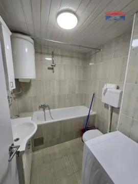 Manje kupatilo obloženo keramičkim pločicama sa kadom, umivaonikom i wc šoljom. - image 9