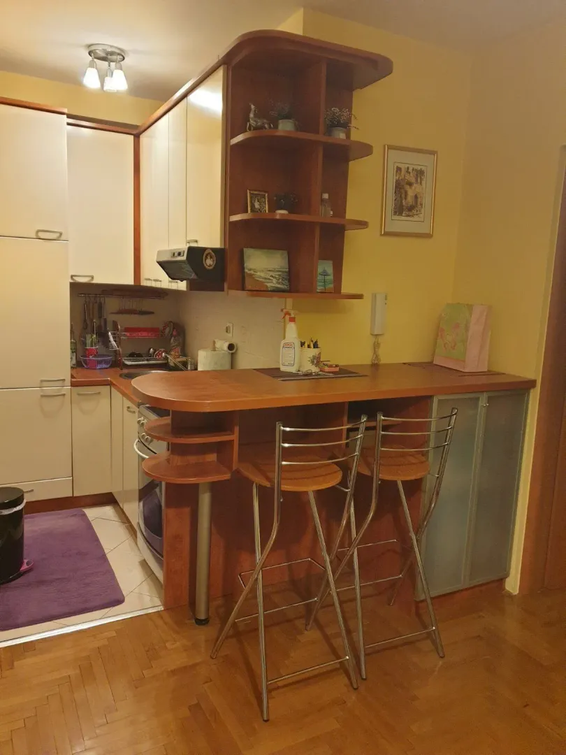 Funkcionalna kuhinja sa šankom i dvije barske stolice.