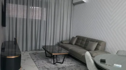 Dnevna soba sa garniturom, stočićem i trpezarijskim stolom. - image 3
