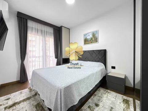 Moderna spavaća soba sa bračnim krevetom, garderoberom i izlazom na terasu. - image 11