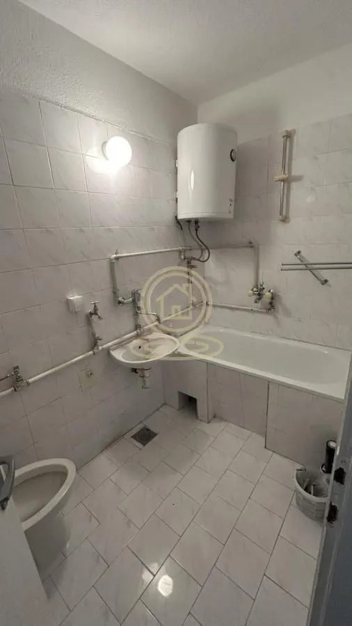 Kupatilo opremljeno kadom, umivaonikom, WC šoljom i bojlerom.