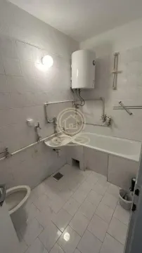 Kupatilo opremljeno kadom, umivaonikom, WC šoljom i bojlerom. - image 11