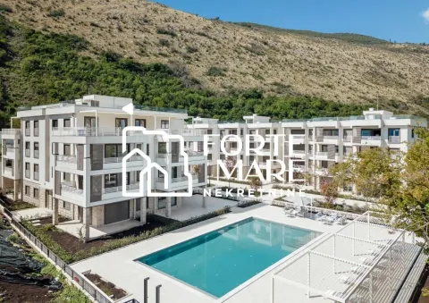 Pogled iz vazduha na stambeni kompleks sa bazenom i okruženjem. - image 2