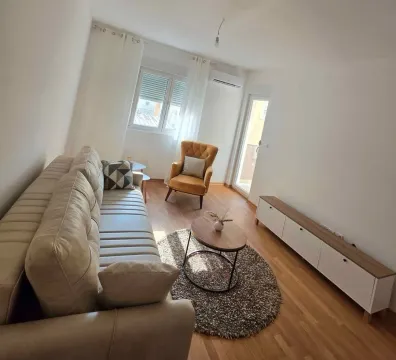 Svijetao dnevni boravak sa garniturom, foteljom i TV komodom. - image 2