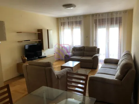 Dnevna soba sa garniturom, televizorom i trpezarijskim stolom. - image 6