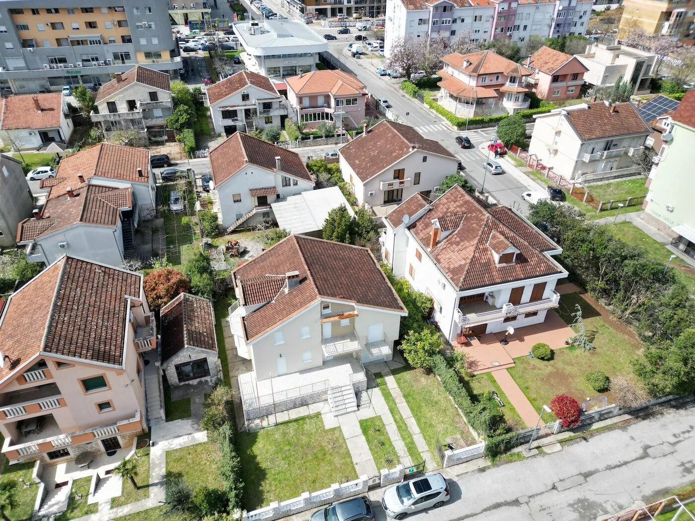 Aerial view of family houses and the surrounding neighborhood.