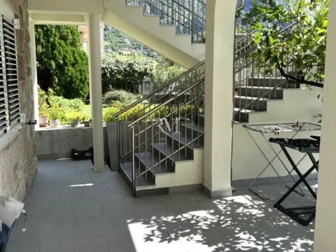 Izdavanje, garsonjera, 32m², Risan, Kotor - image 3