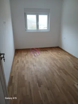Prazna soba sa bijelim zidovima i drvenim parketom. - image 8
