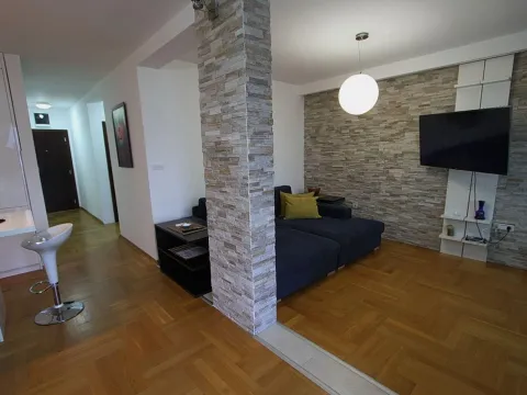 Rent, two bedroom apartment, 70m², Budva, Crna Gora - image 11