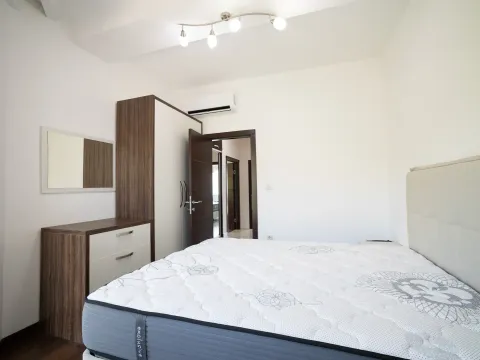 Svjetla i uredna spavaća soba sa bračnim krevetom i ormarom. - image 2