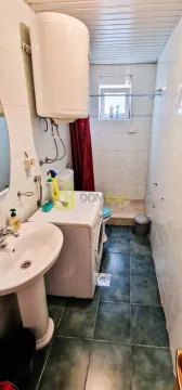 Kupatilo opremljeno umivaonikom, veš mašinom, WC šoljom i bojlerom. - image 5