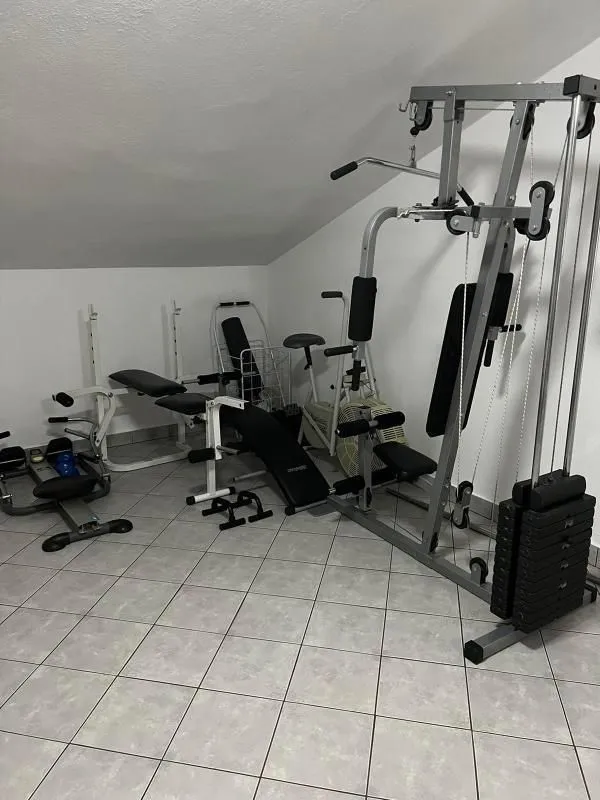 Izdavanje, kuća, 400m², Zlatica, Podgorica