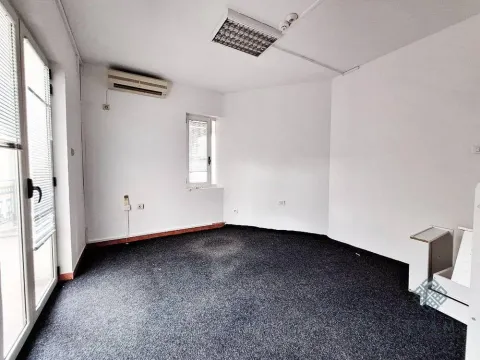 Izdavanje, poslovni prostor, 1000m², Centar, Podgorica - image 7