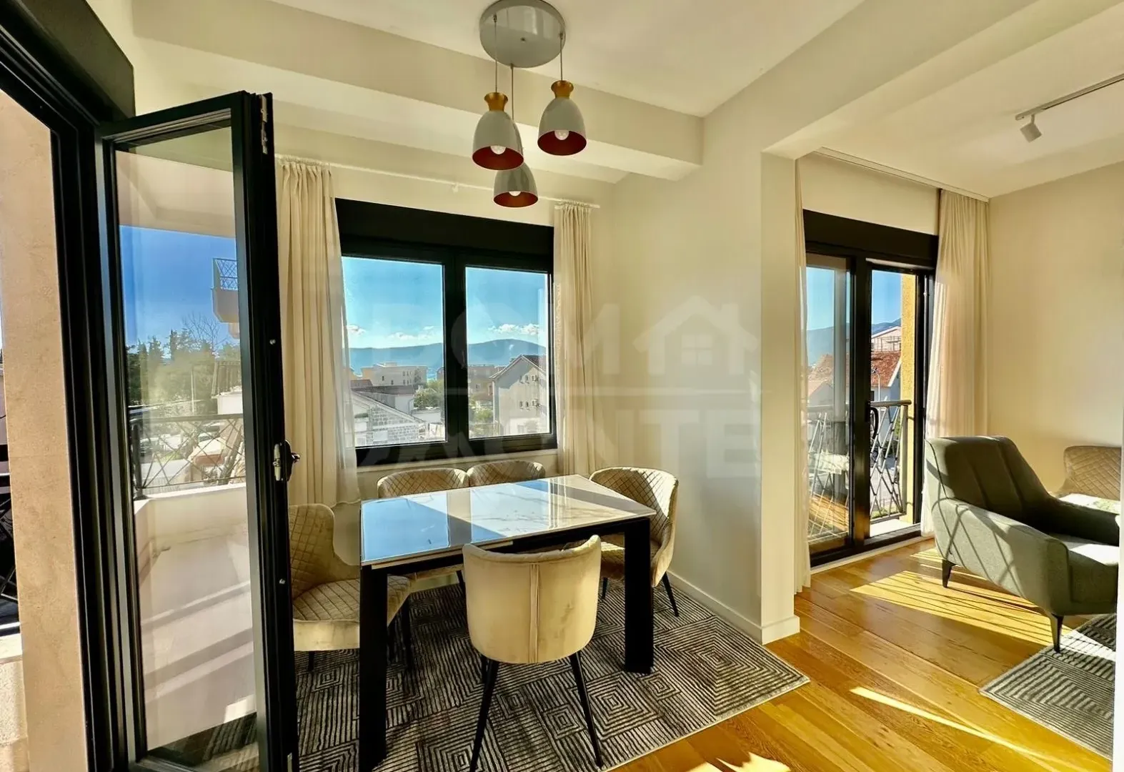 Izdavanje, dvosoban stan, 67m², Tivat, Crna Gora