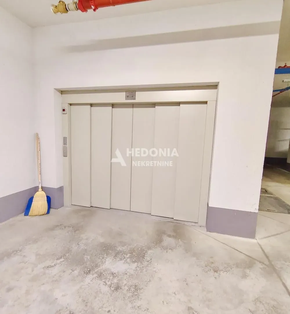 Sale, parking/garage, 12m², Zemun Sve Podlokacije, Beograd