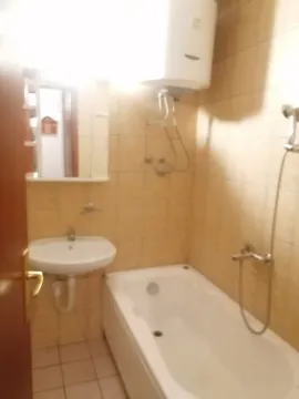 Manje kupatilo sa kadom, umivaonikom i bojlerom. - image 15